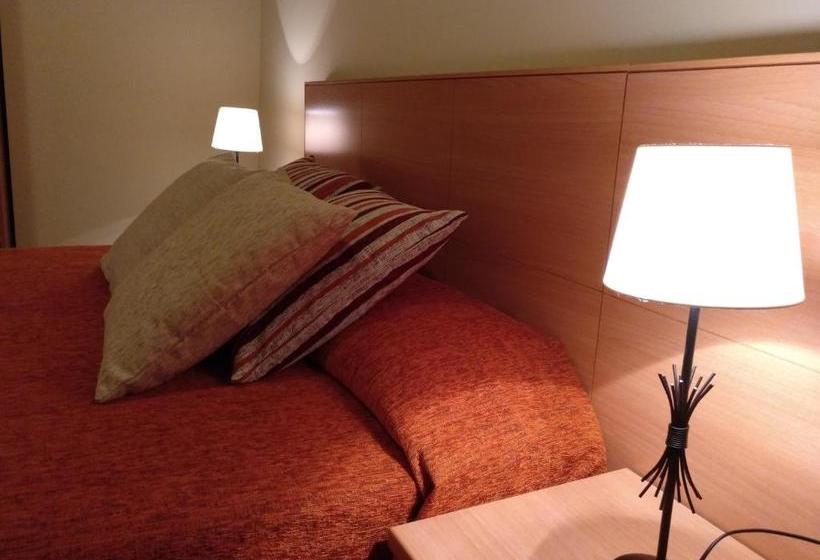 هتل Hostal Sant Roc