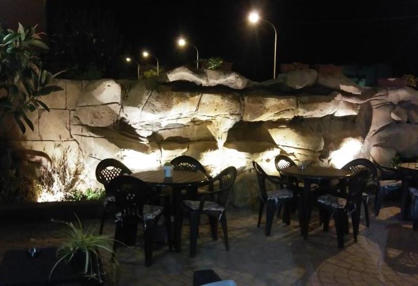 هتل Hostal Sant Roc