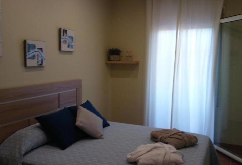 هتل Hostal Sant Roc