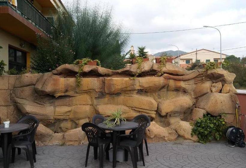 هتل Hostal Sant Roc