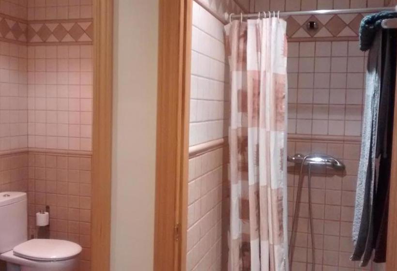 هتل Hostal Sant Roc