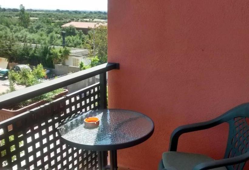 هتل Hostal Sant Roc