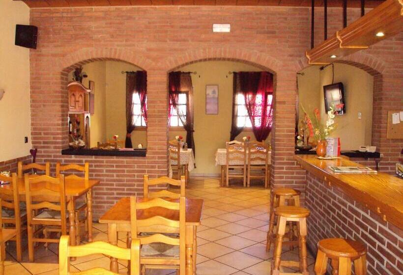 هتل Hostal Sant Roc