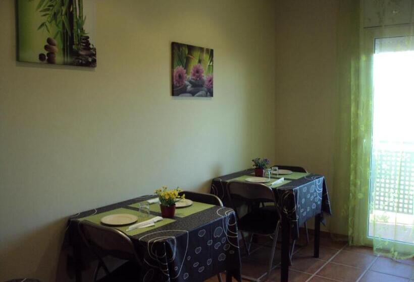 هتل Hostal Sant Roc