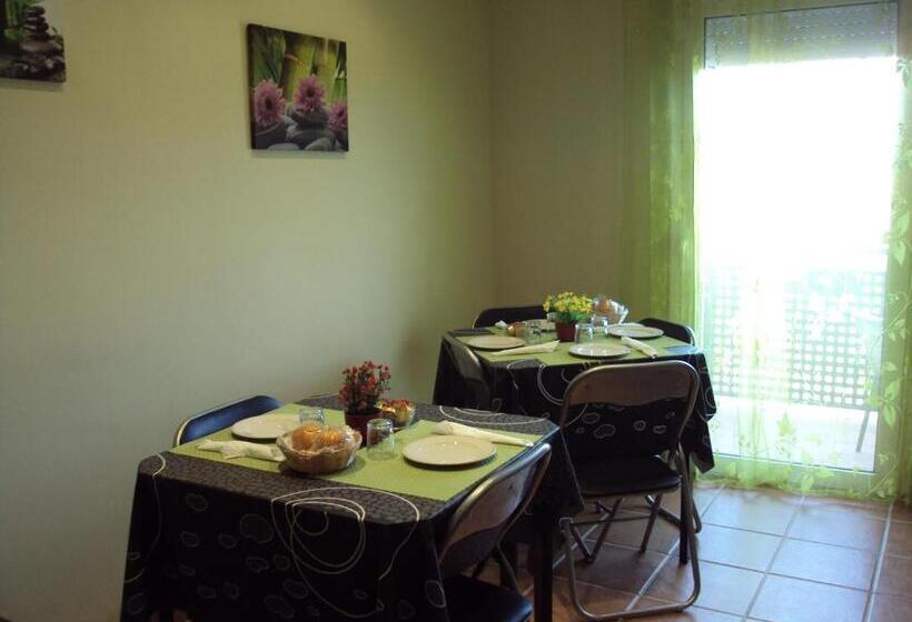 هتل Hostal Sant Roc