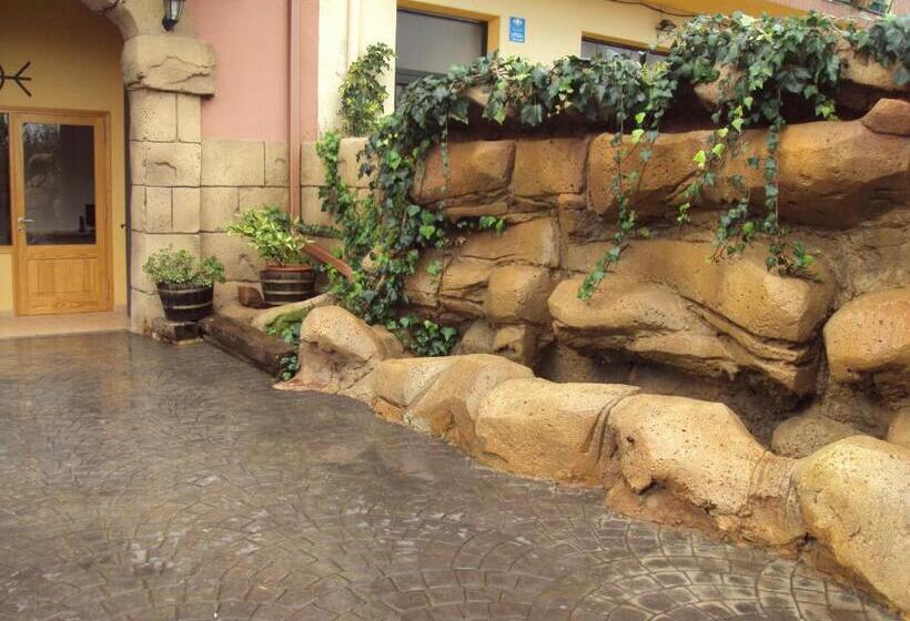 هتل Hostal Sant Roc