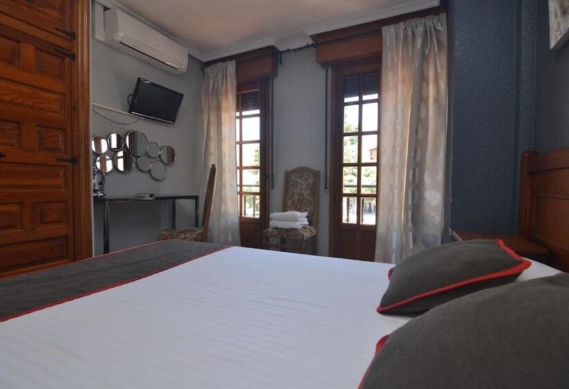 هتل Hostería El Bodegón De Gredos