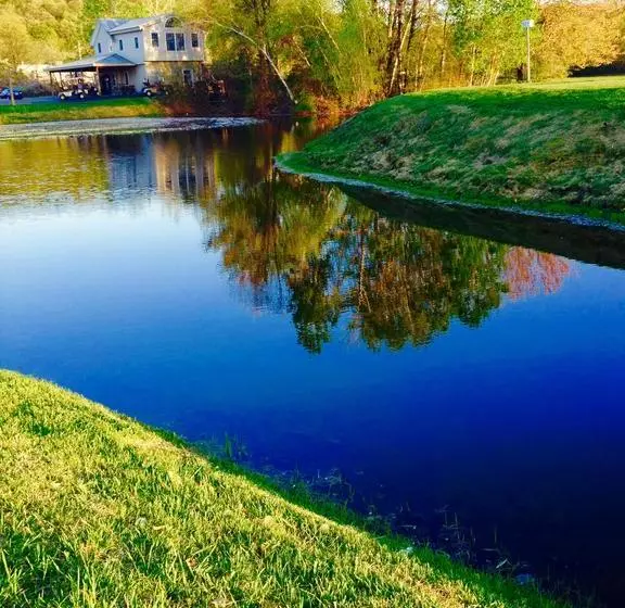 تختخواب و صبحانه Sam’s Cottage On The Greens