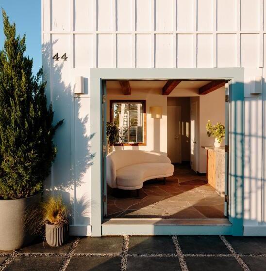 Daunts Albatross Motel