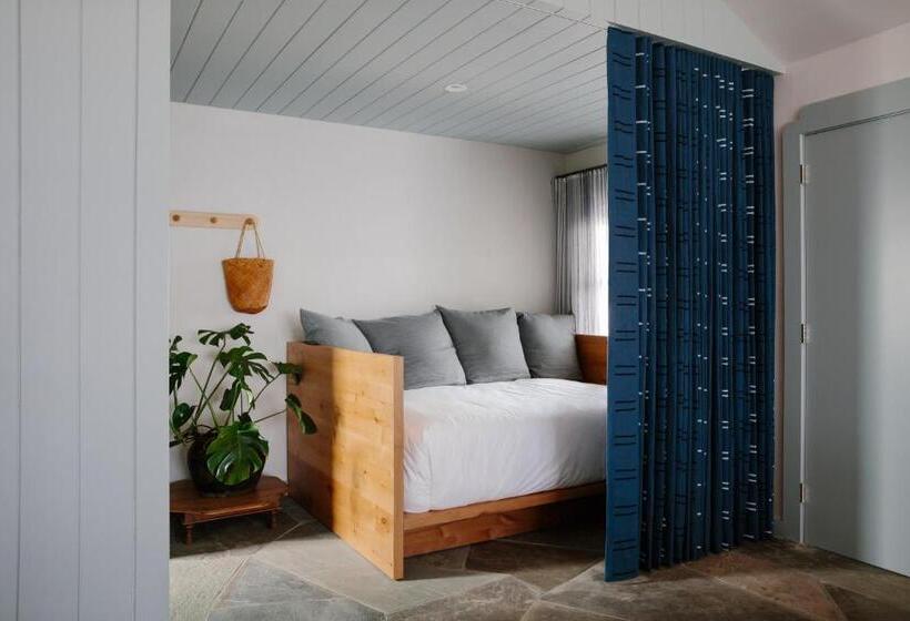 Daunts Albatross Motel