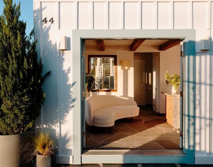 Daunts Albatross Motel