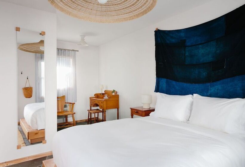 Daunts Albatross Motel