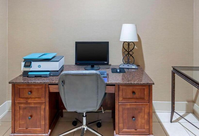 Отель Comfort Suites Normal University Area