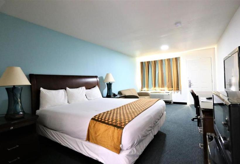 Отель Executive Inn & Suites Cuero