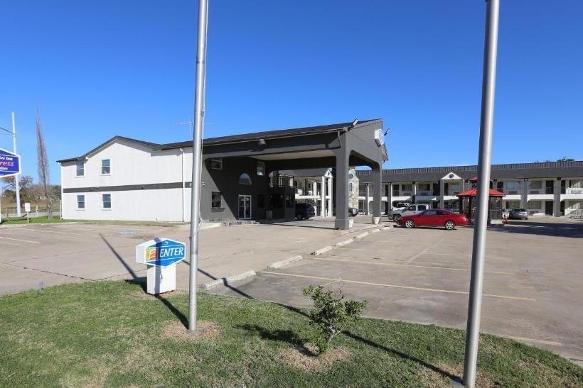 Отель Executive Inn & Suites Cuero