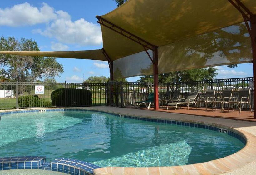 Отель Executive Inn & Suites Cuero