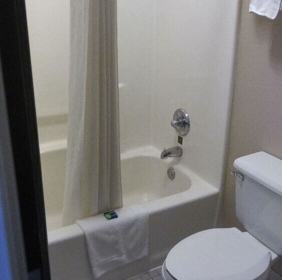 モーテル Briarwood Inn Of Sparta