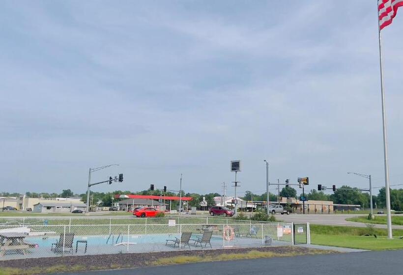 فندق على الطريق Country Inn   Licking