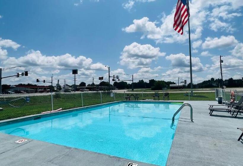 فندق على الطريق Country Inn   Licking