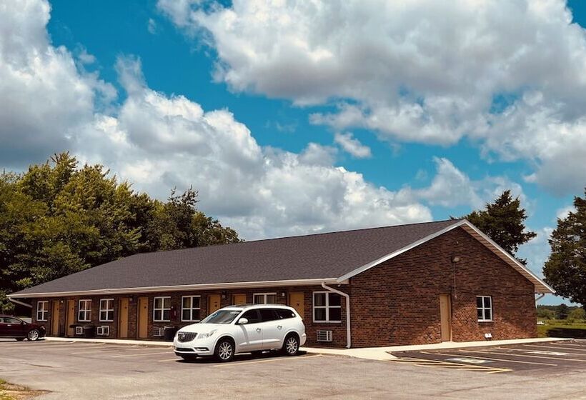 فندق على الطريق Country Inn   Licking