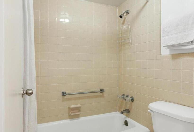 מוטל Traveler's Place Inn & Suites