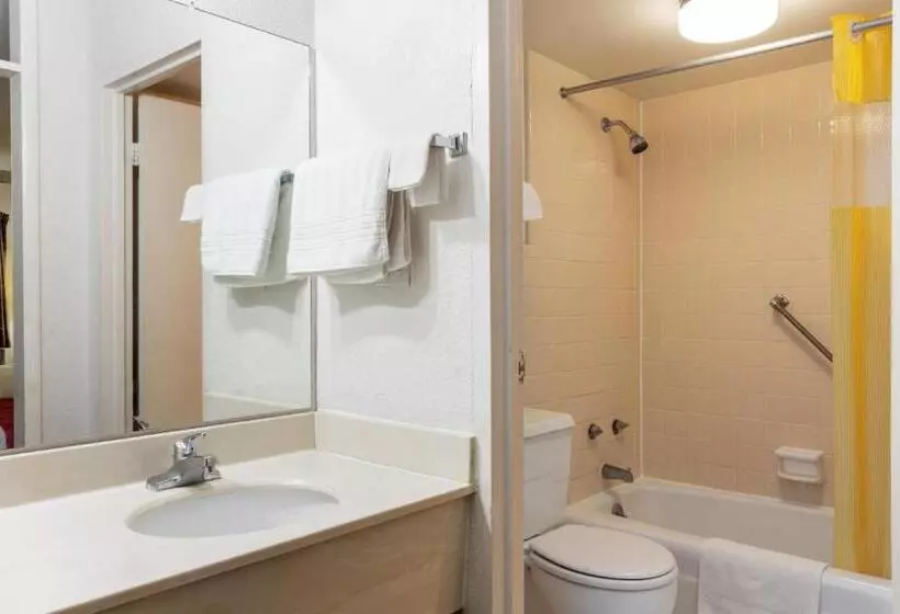 モーテル Traveler's Place Inn & Suites