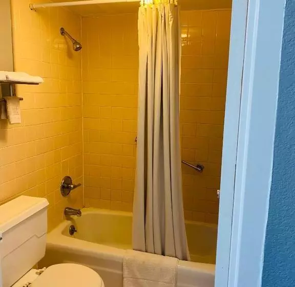 モーテル Traveler's Place Inn & Suites
