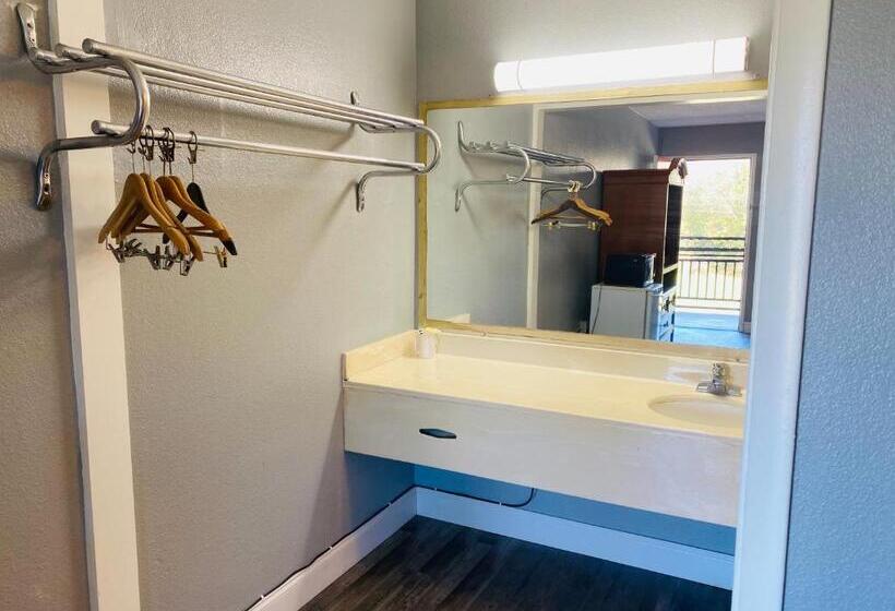 מוטל Traveler's Place Inn & Suites