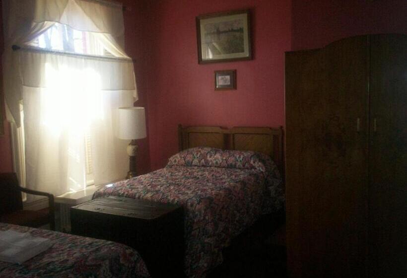 تختخواب و صبحانه Ubon Thai Victorian Inn & Restaurant