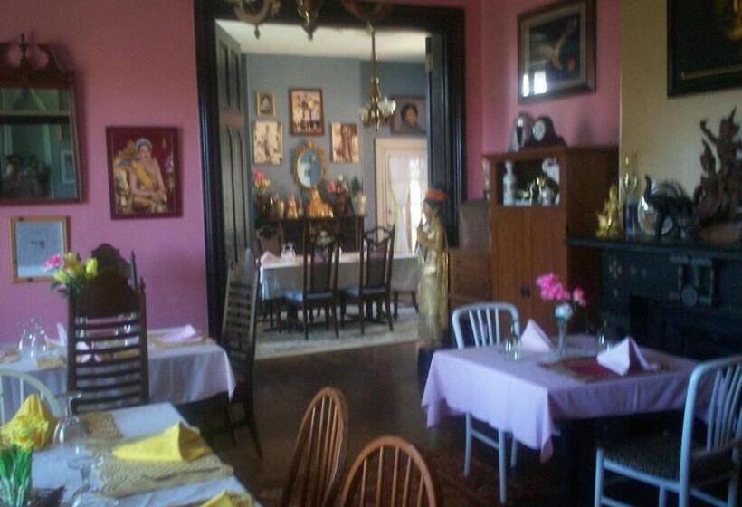 تختخواب و صبحانه Ubon Thai Victorian Inn & Restaurant