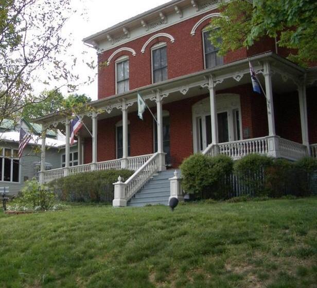 تختخواب و صبحانه Ubon Thai Victorian Inn & Restaurant