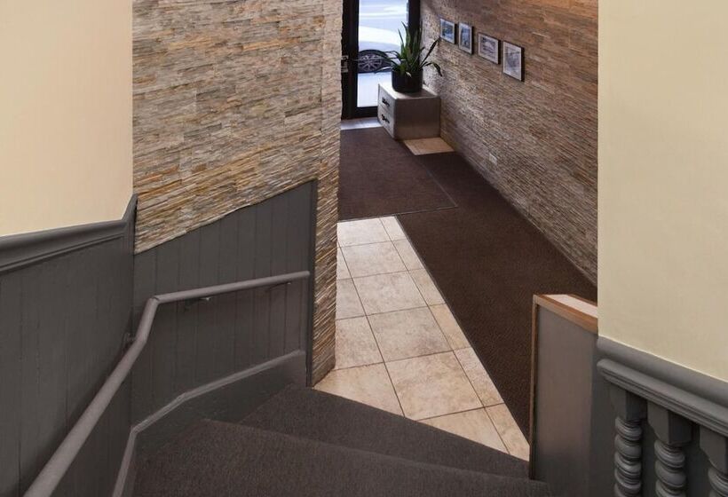 Chicago Parthenon Hostel