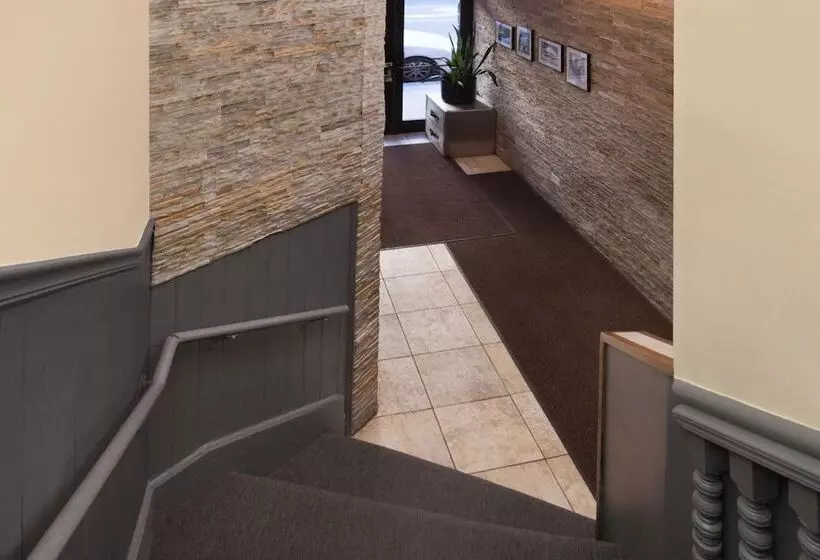 Chicago Parthenon Hostel