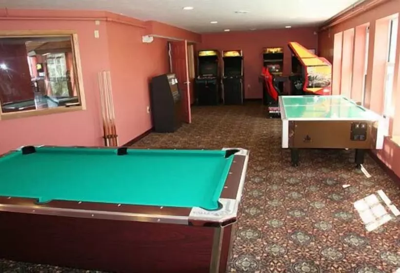 ホテル Cabins Of Mackinac & Lodge