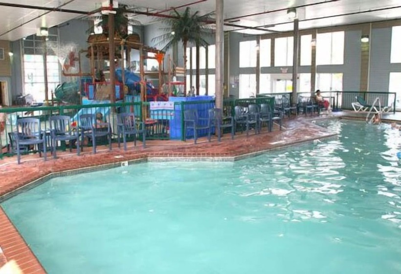 هتل Cabins Of Mackinac & Lodge