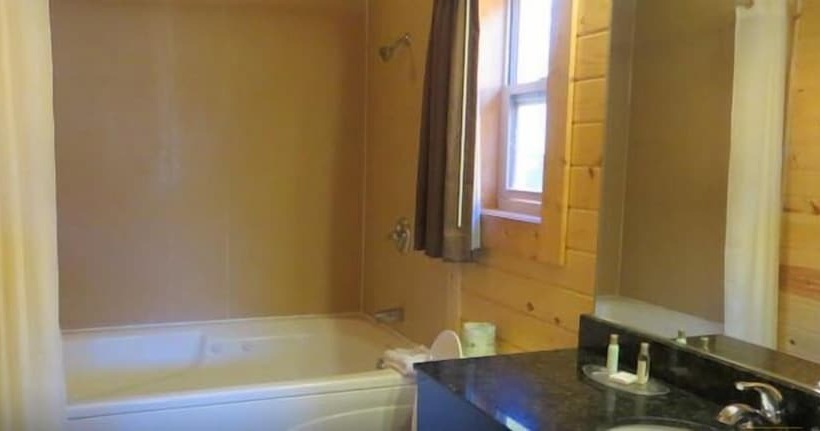 هتل Cabins Of Mackinac & Lodge