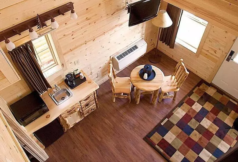 ホテル Cabins Of Mackinac & Lodge