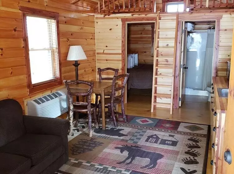 ホテル Cabins Of Mackinac & Lodge