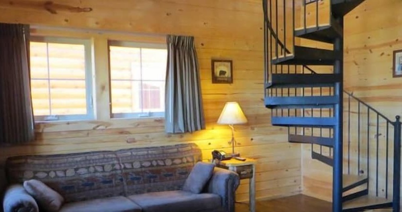 هتل Cabins Of Mackinac & Lodge