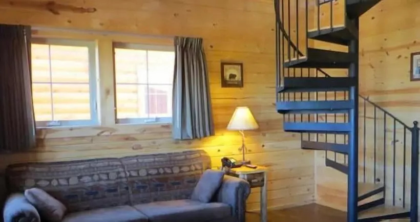 ホテル Cabins Of Mackinac & Lodge
