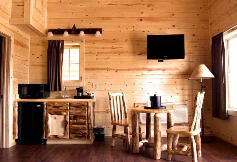 هتل Cabins Of Mackinac & Lodge