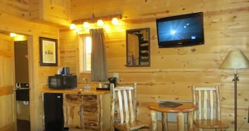 ホテル Cabins Of Mackinac & Lodge