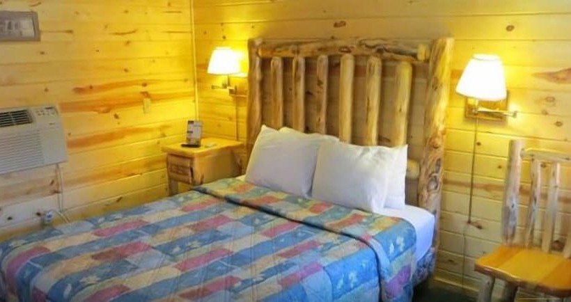 هتل Cabins Of Mackinac & Lodge