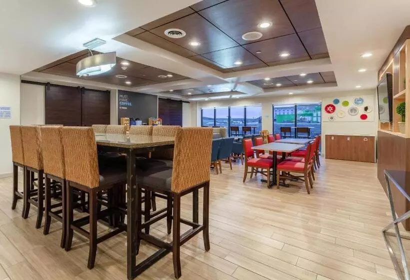 ホテル Holiday Inn Express & Suites Cedar Falls   Waterloo, An Ihg