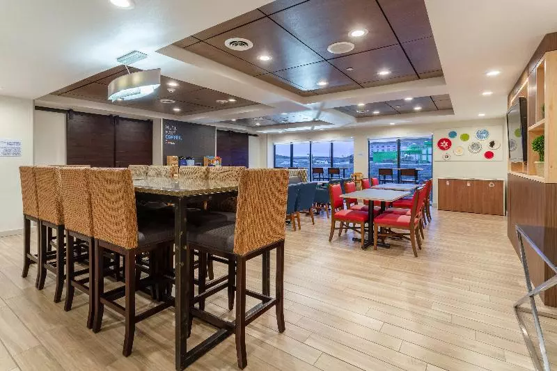 ホテル Holiday Inn Express & Suites Cedar Falls   Waterloo, An Ihg