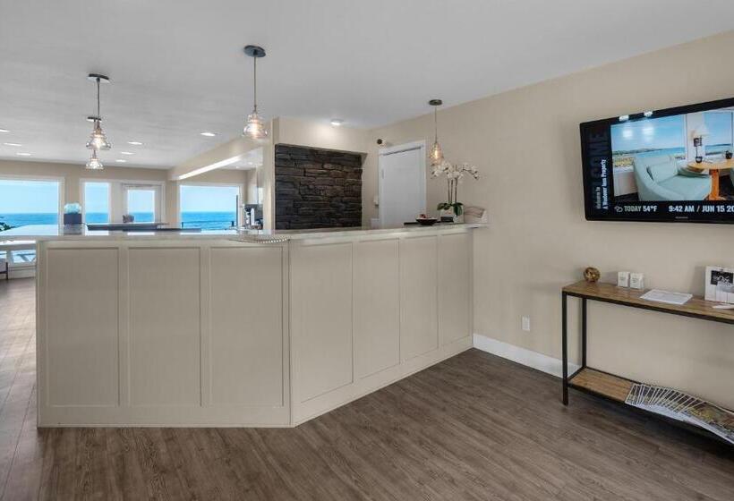 فندق Pelican Shores Inn