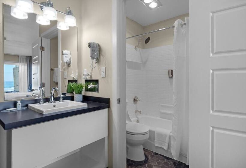 فندق Pelican Shores Inn