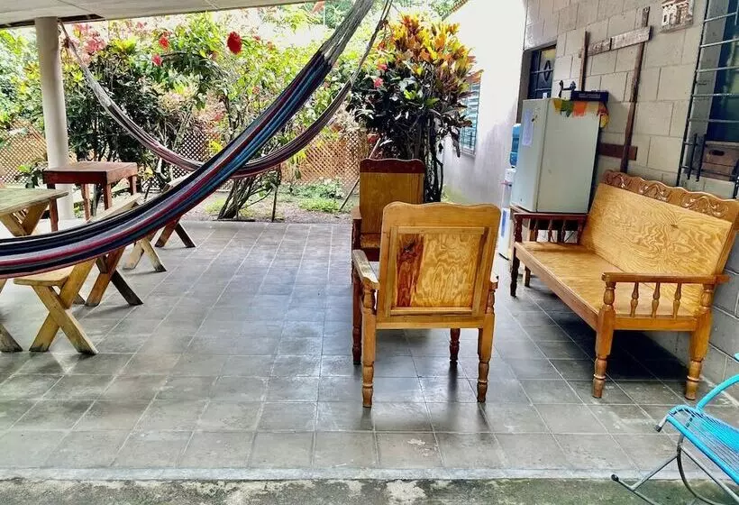 Retkeilymaja Nanda Parbat Hostal