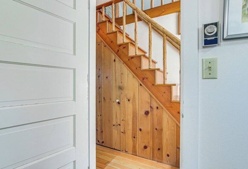 Baileys Harbor Cottage W/ Dock: Steps To Lake!