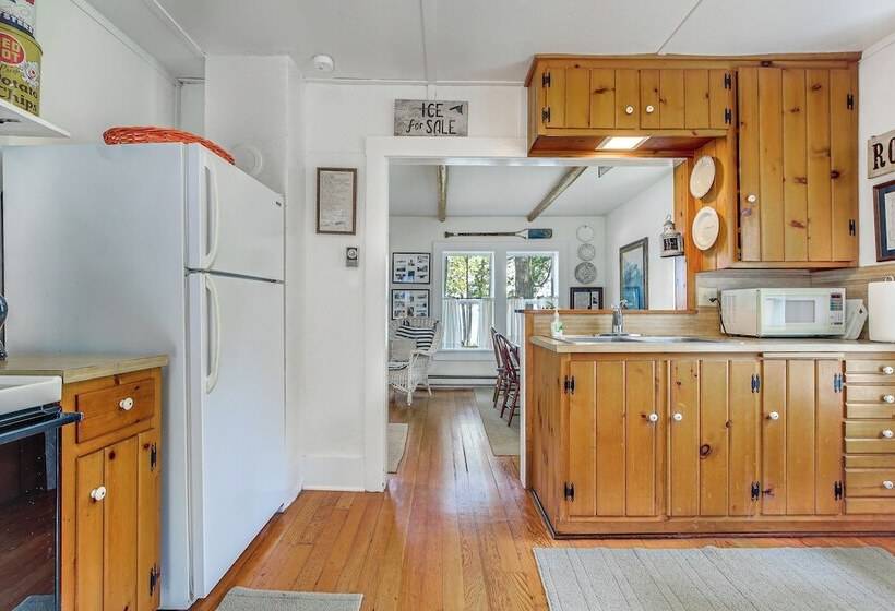 Baileys Harbor Cottage W/ Dock: Steps To Lake!